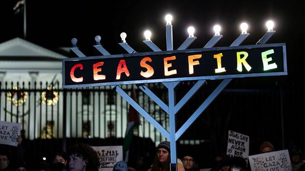 11. Dezember 2023: Jüdische Organisationen lassen vor dem Weißen Haus eine Chanukkia leuchten, um einen Waffenstillstand in Gaza zu fordern.
